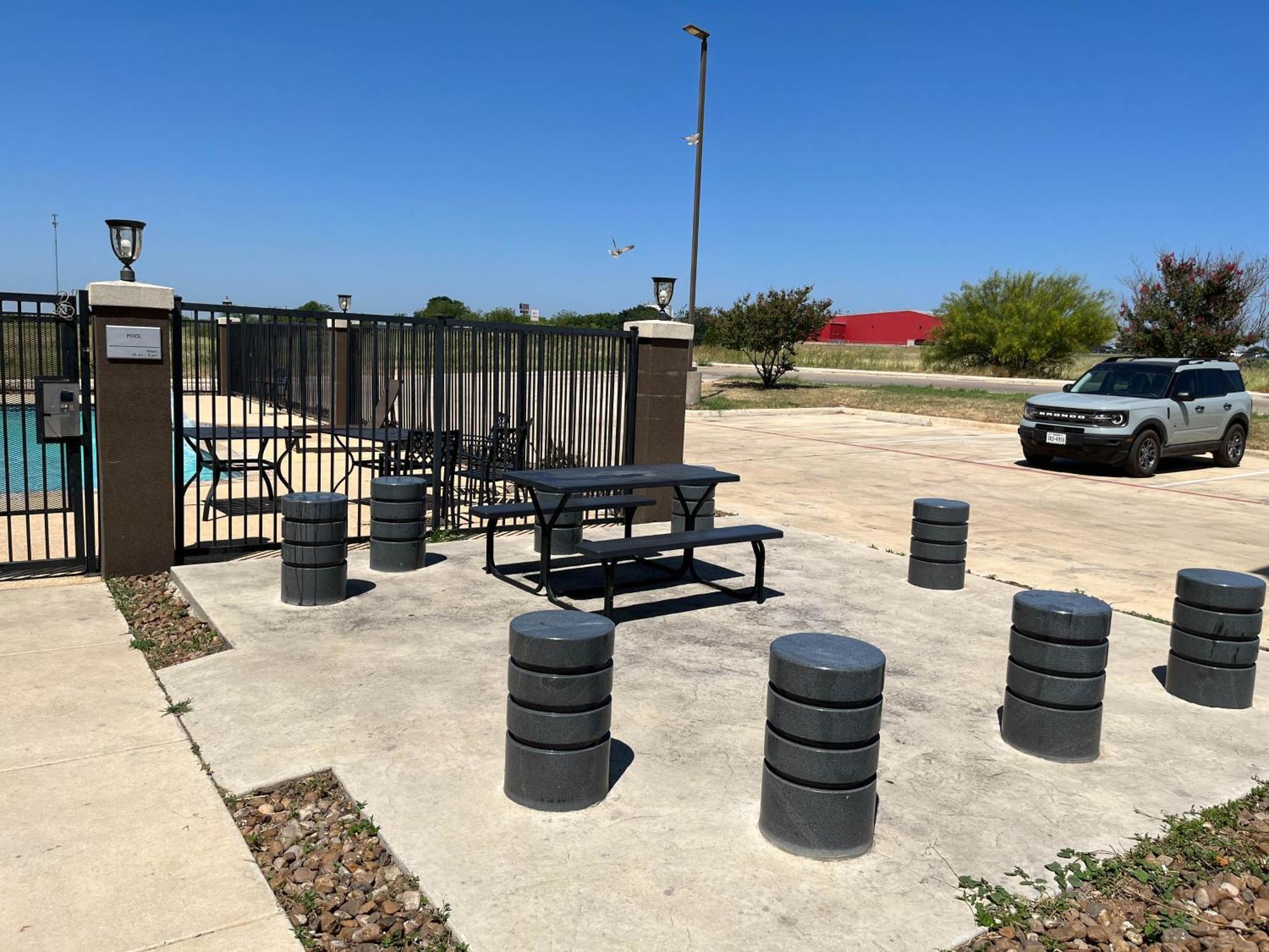 Quality Inn & Suites Pearsall Exterior photo