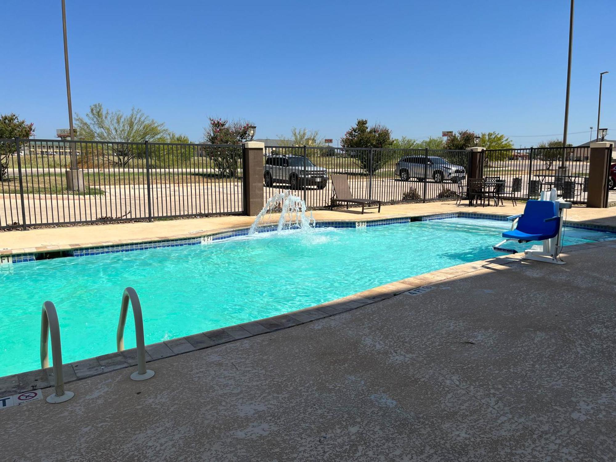 Quality Inn & Suites Pearsall Exterior photo