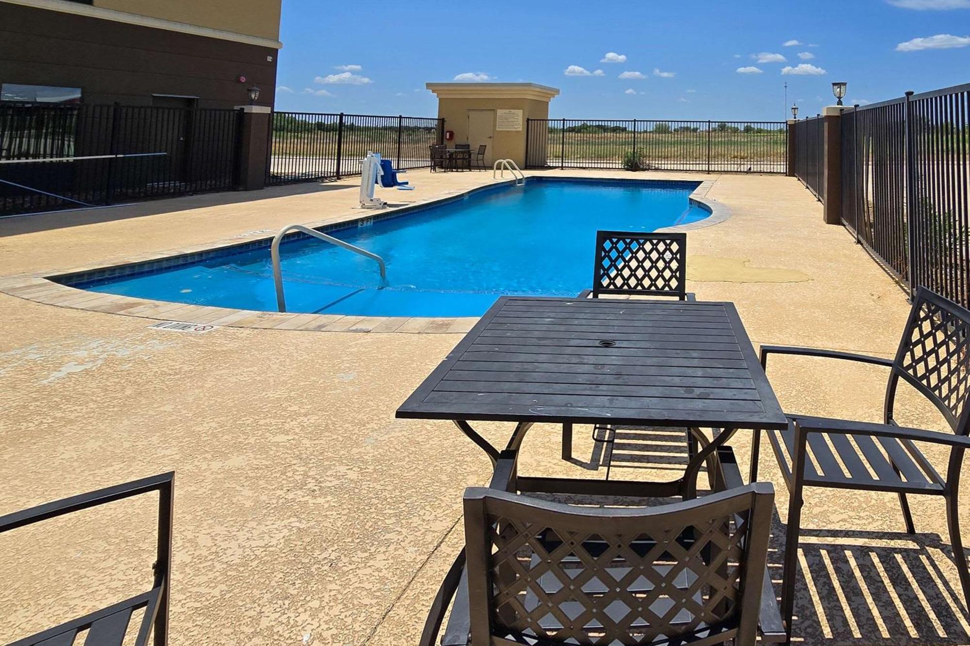 Quality Inn & Suites Pearsall Exterior photo