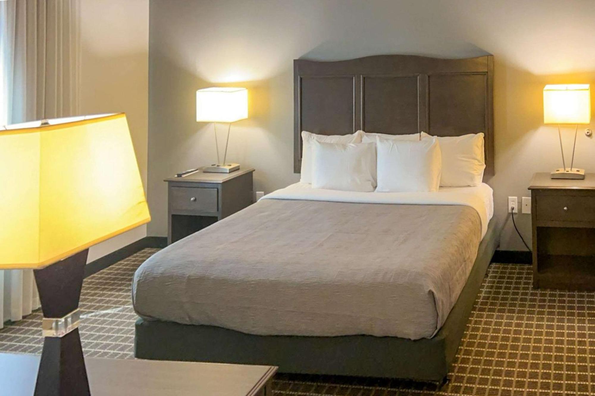 Quality Inn & Suites Pearsall Exterior photo