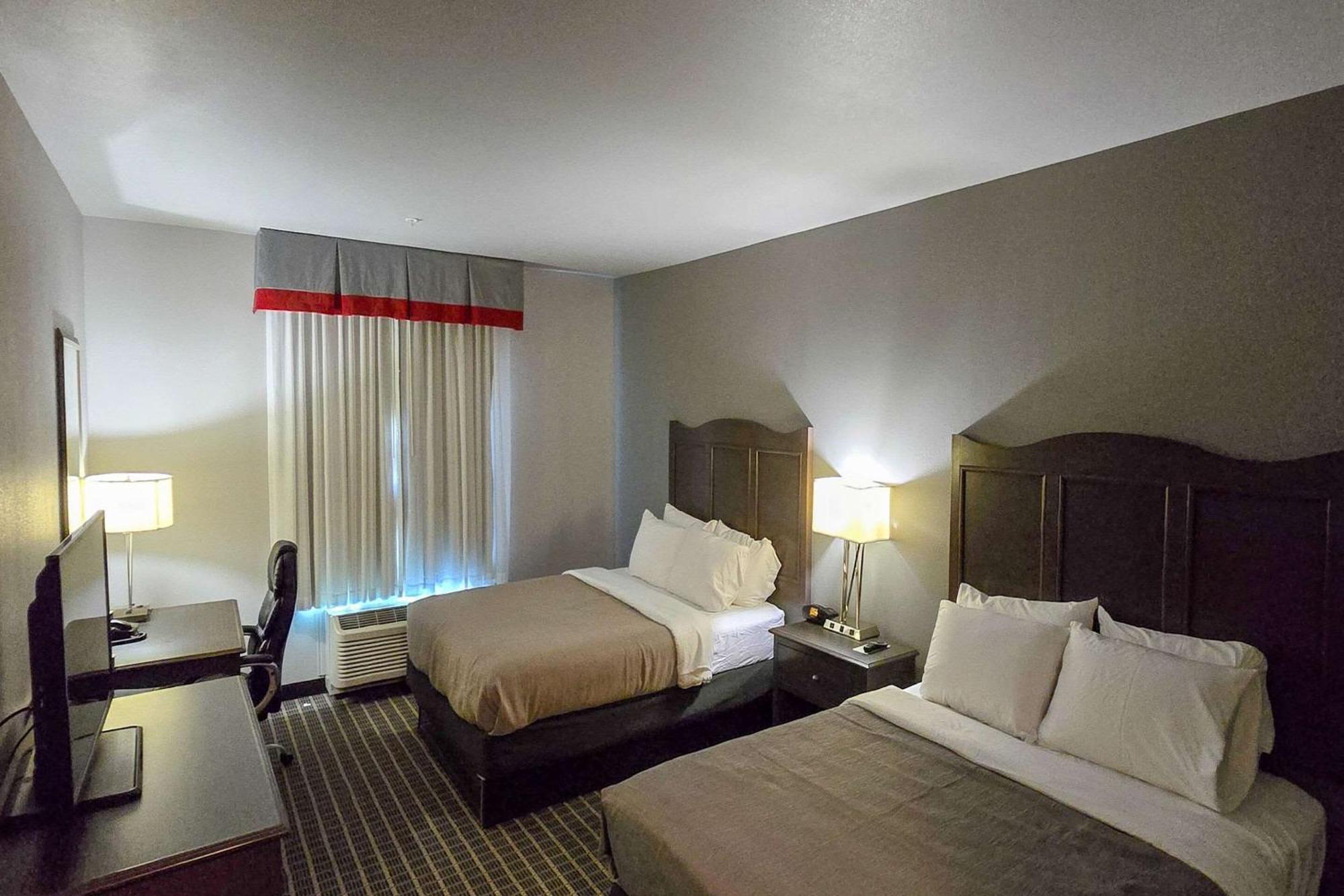 Quality Inn & Suites Pearsall Exterior photo