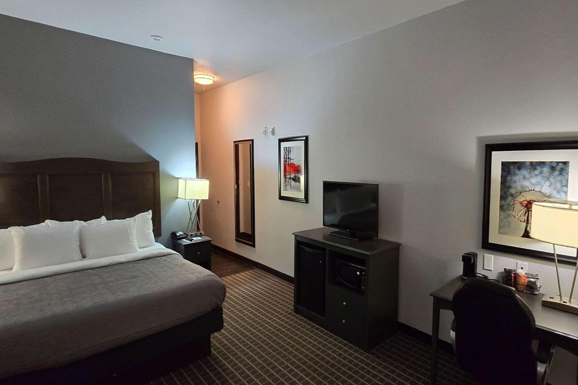 Quality Inn & Suites Pearsall Exterior photo