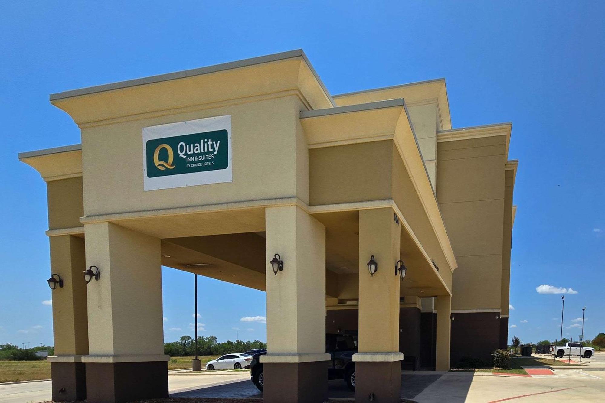 Quality Inn & Suites Pearsall Exterior photo