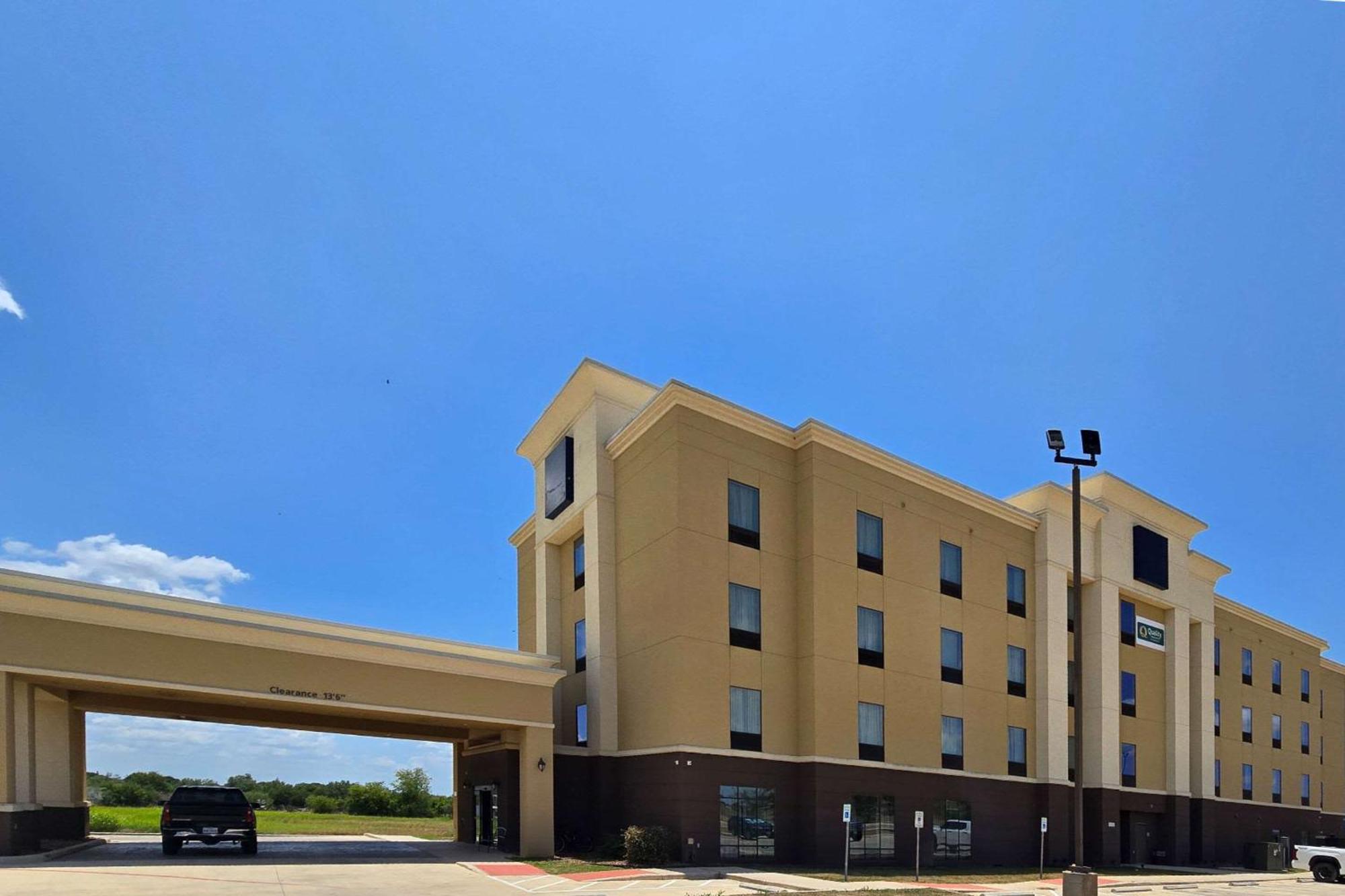Quality Inn & Suites Pearsall Exterior photo